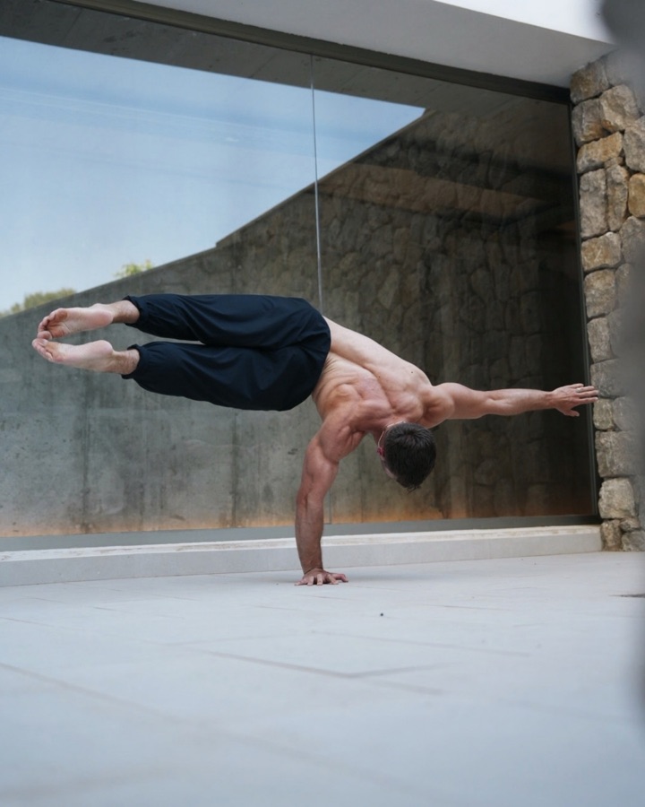 Athlet bei einer Calisthenics-Übung